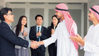 アラブ人と握手
